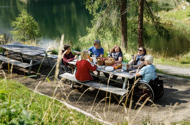 Picnic together in nature: Davos Klosters offers barrier-free barbecue sites.